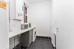 Perfect Booking 4 Bed Home in Sheffield