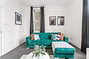 Perfect Booking 4 Bed Home in Sheffield