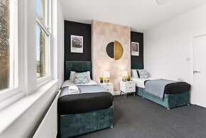 Perfect Booking 4 Bed Home in Sheffield