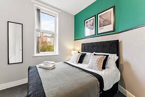 Perfect Booking 4 Bed Home in Sheffield
