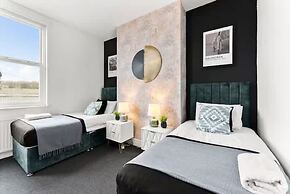 Perfect Booking 4 Bed Home in Sheffield