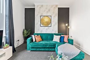 Perfect Booking 4 Bed Home in Sheffield
