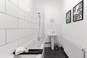 Perfect Booking 4 Bed Home in Sheffield