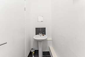 Perfect Booking 4 Bed Home in Sheffield