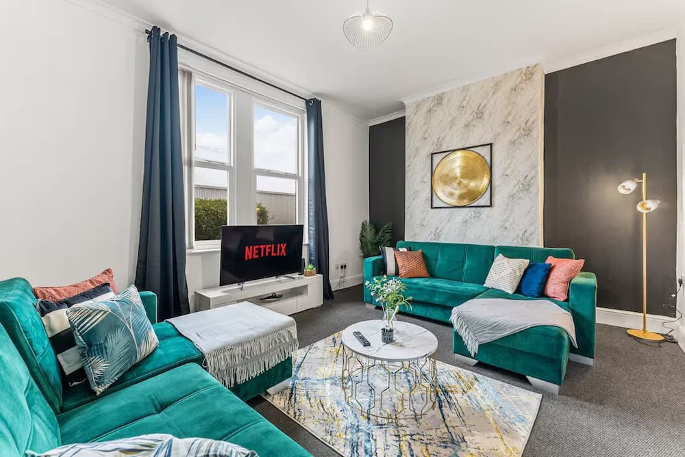 Perfect Booking 4 Bed Home in Sheffield