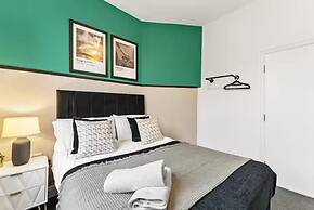 Perfect Booking 4 Bed Home in Sheffield