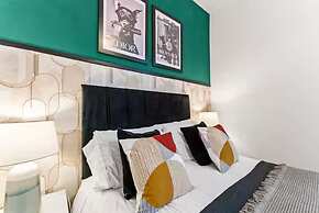 Perfect Booking 4 Bed Home in Sheffield