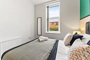 Perfect Booking 4 Bed Home in Sheffield