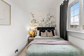Perfect Booking 4 Bed Home in Cheltenham