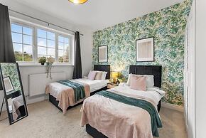 Perfect Booking 4 Bed Home in Cheltenham