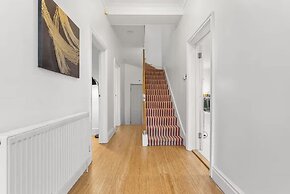 Perfect Booking 4 Bed Home in Cheltenham