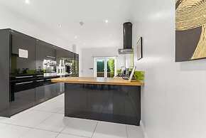 Perfect Booking 4 Bed Home in Cheltenham