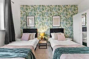 Perfect Booking 4 Bed Home in Cheltenham