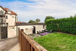 Perfect Booking 4 Bed Home in Cheltenham