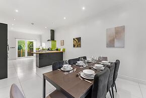 Perfect Booking 4 Bed Home in Cheltenham