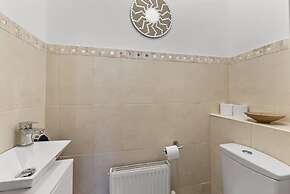 Perfect Booking 4 Bed Home in Cheltenham