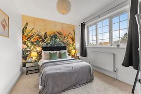 Perfect Booking 4 Bed Home in Cheltenham