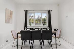 Perfect Booking 4 Bed Home in Cheltenham