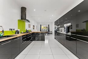 Perfect Booking 4 Bed Home in Cheltenham
