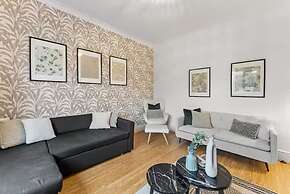 Perfect Booking 4 Bed Home in Cheltenham