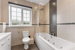Perfect Booking 4 Bed Home in Cheltenham