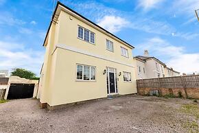 Perfect Booking 4 Bed Home in Cheltenham