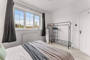 Perfect Booking 4 Bed Home in Cheltenham