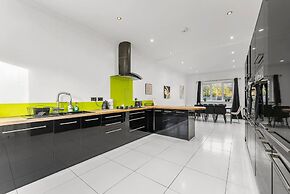 Perfect Booking 4 Bed Home in Cheltenham