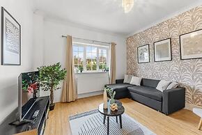 Perfect Booking 4 Bed Home in Cheltenham