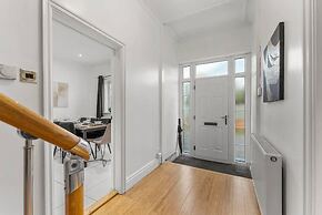 Perfect Booking 4 Bed Home in Cheltenham