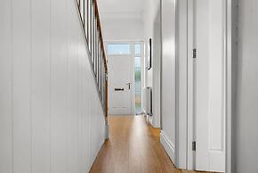 Perfect Booking 4 Bed Home in Cheltenham