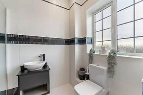 Perfect Booking 4 Bed Home in Cheltenham