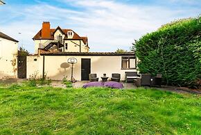 Perfect Booking 4 Bed Home in Cheltenham
