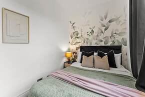 Perfect Booking 4 Bed Home in Cheltenham