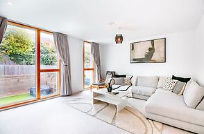 Perfect Booking Large Home With Driveway Parking