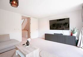 Perfect Booking Large Home With Driveway Parking