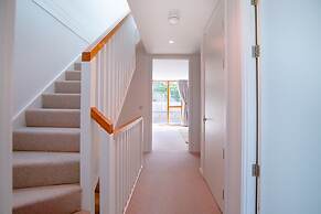 Perfect Booking Large Home With Driveway Parking