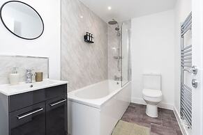 Perfect Booking 3 Bed With Driveway Parking