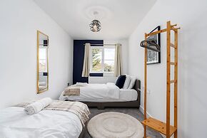 Perfect Booking 3 Bed With Driveway Parking