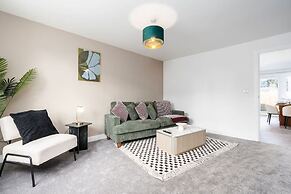 Perfect Booking 3 Bed With Driveway Parking