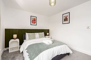 Perfect Booking 3 Bed With Driveway Parking