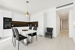 Stylish 3-bedroom Gem Steps From Monaco Spacious