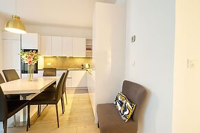 Stylish 3-bedroom Gem Steps From Monaco Spacious