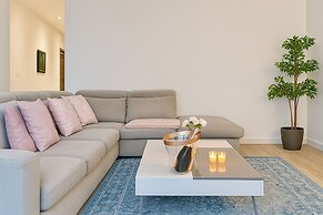 Stylish 3-bedroom Gem Steps From Monaco Spacious