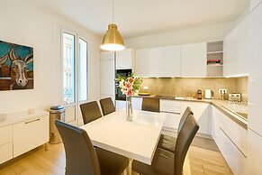 Stylish 3-bedroom Gem Steps From Monaco Spacious
