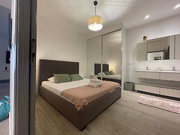 Stylish 3-bedroom Gem Steps From Monaco Spacious