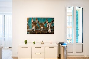 Stylish 3-bedroom Gem Steps From Monaco Spacious