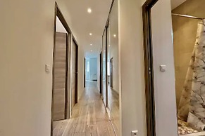 Stylish 3-bedroom Gem Steps From Monaco Spacious