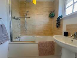 Perfect Booking 3 Bed Home in Central Bracknell