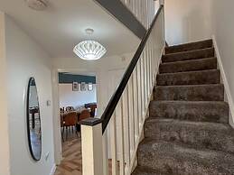 Perfect Booking 3 Bed Home in Central Bracknell